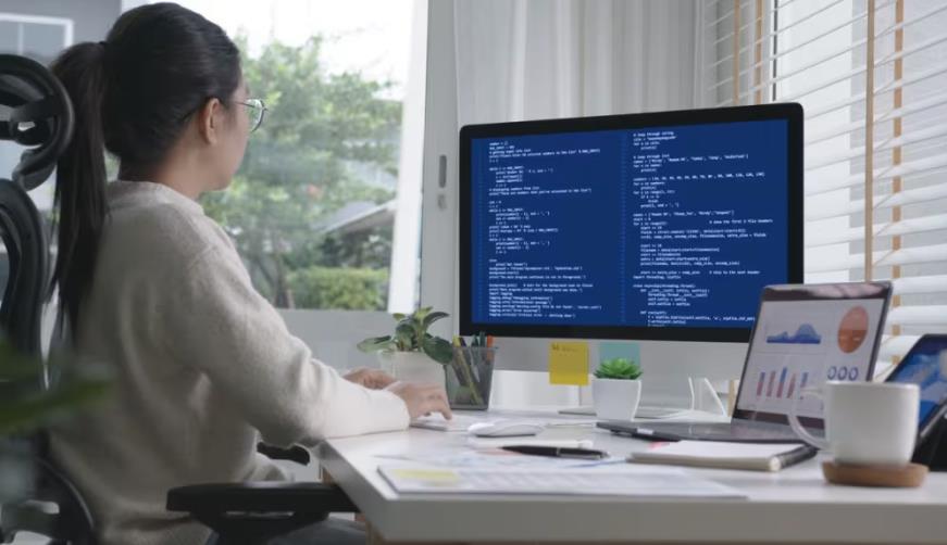 义县软件开发公司实战建议：网站赋能，为何必须接入支持机器人？